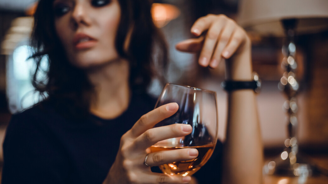 אישה שותה יין אישה שותה יין