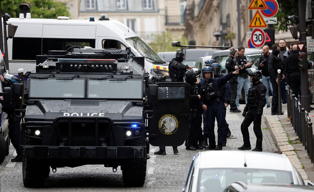 משטרת פריז מכתרת את בניין שגרירות איראן  (צילום: רויטרס)