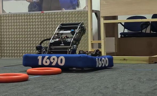 הרובוט של נבחרת הרובוטיקה אורביט 1690 (צילום: בית ספר כרמים, בנימינה)