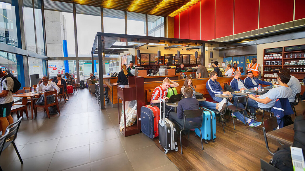 בית קפה סטארבקס נמל תעופה (צילום: Sorbis, shutterstock)