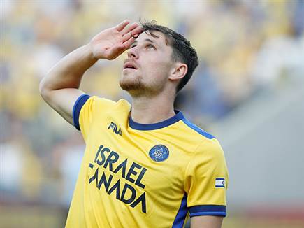 גם גבי קניקובסקי הצטרף עם הצדעה (צילום: אלן שיבר)