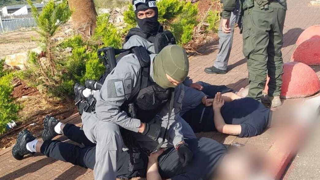 מעצר החשודים מחוץ לכלא צלמון מעצר החשודים מחוץ לכלא צלמון