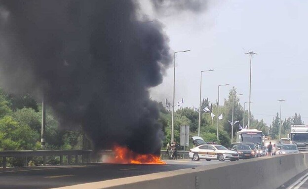 כביש 1 למזרח חסום בגלל רכב שעלה באש (צילום: לפי סעיף 27 א')