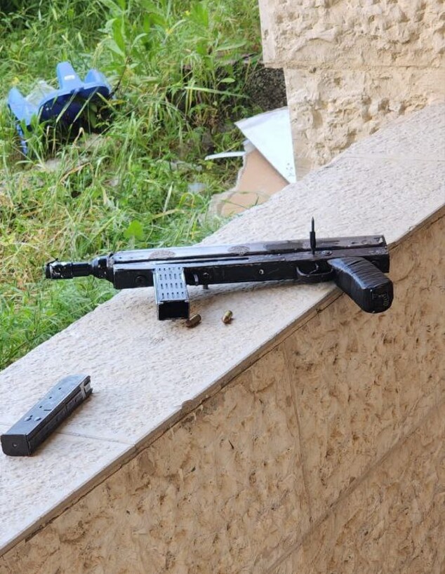 נשק מאולתר מסוג "קארלו" שאותר בזירה (צילום: שימוש לפי סעיף 27א' לחוק זכויות יוצרים)