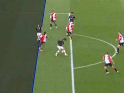 רגע הנגיעה בכדור של סאנו עם העקב