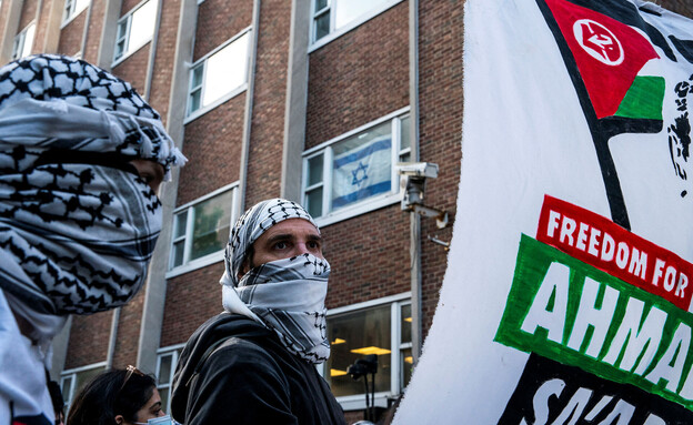 מפגינים פרו-פלסטינים באונ' קולומביה נגד ישראלים (צילום: רויטרס)
