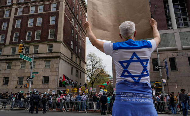 מפגין ישראלי מוחה מול פעילים פרו פלסטינים (צילום: רויטרס)
