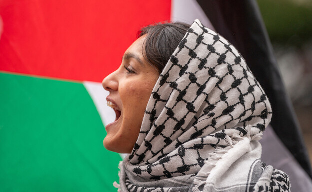 מפגינה פרו-פלסטינית מוחה נגד ישראל בניו יורק (צילום: רויטרס)