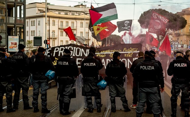 שוטרים מול מחאה פרו פלסטינית רומא (צילום: Stefano Montesi - Corbis, getty images)