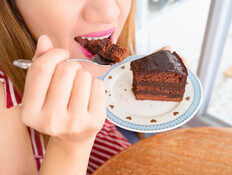 אישה אוכלת עוגה (צילום: Sirintra Pumsopa, Shutterstock)
