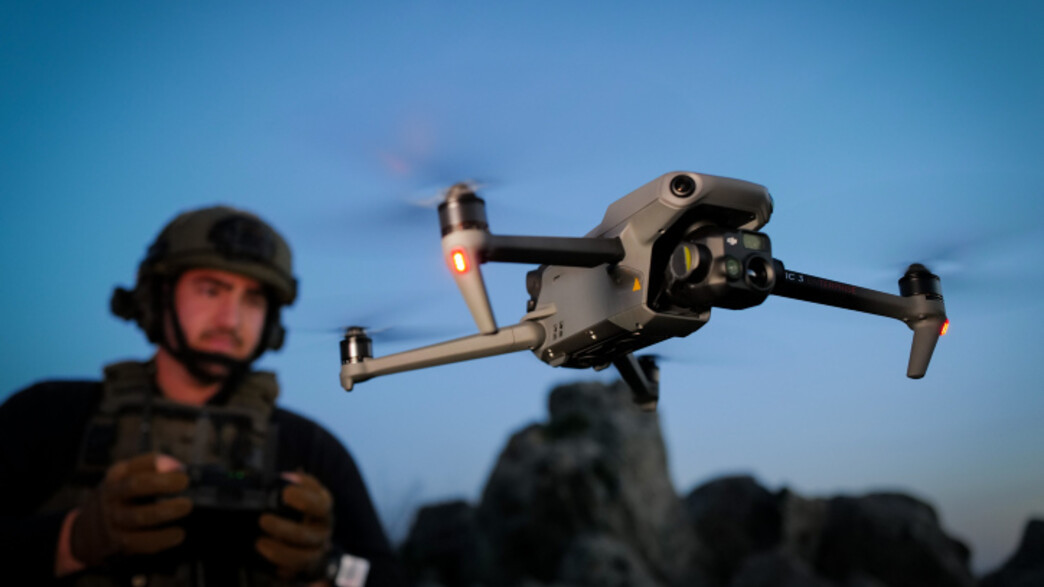 חייל צה"ל מפעיל רחפן ברמת הגולן