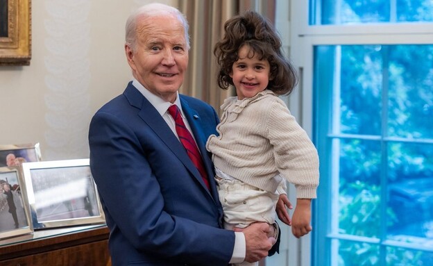אביגיל מחייכת בזרועות הנשיא ביידן: תמונות מהפגישה בבית הלבן
