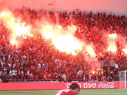 אבוקות הודלקו ביציעים של שתי הקבוצות (אלן שיבר)