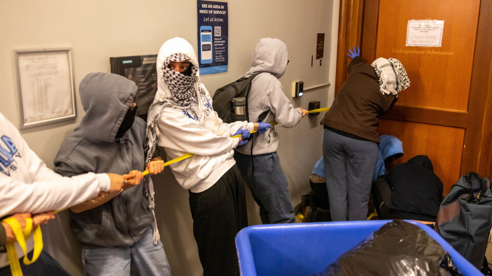 מחאות פרו פלסטיניות אלימות באוניברסיטת קולומביה (צילום: AFP)