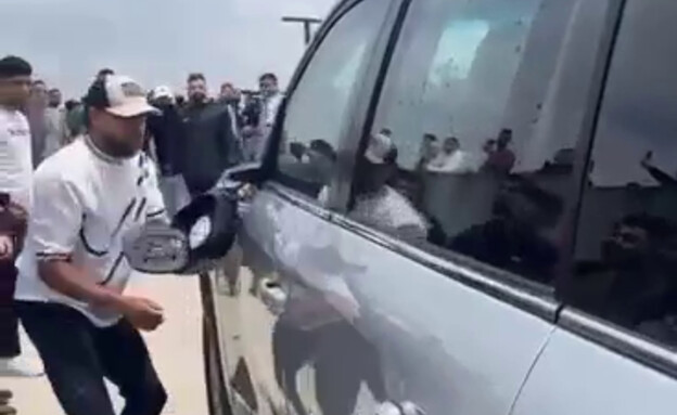 פלסטינים משחיתים את רכבו של השגריר הגרמני (צילום: לפי סעיף 27 א')