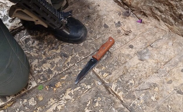 הסכין מפיגוע דקירה סמוך לשער הפרחים (צילום: דוברות המשטרה)