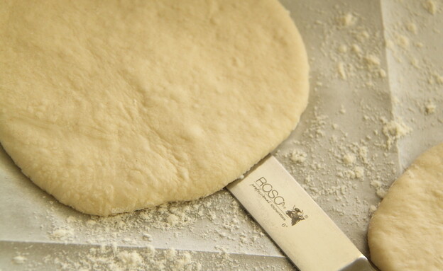 פיתות ביתיות. הופכים בזהירות בזהירות פיתות ביתיות. הופכים בזהירות בזהירות