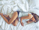 אישה ישנה על הצד במיטה (צילום: George Rudy, SHUTTERSTOCK)