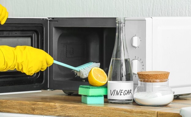 ניקוי מיקרוגל עם חומץ לימון אבקת סודה (צילום: Pixel-Shot, SHUTTERSTOCK)