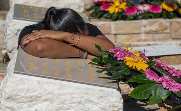 התמונה המצמררת מהקבר (צילום: DIMA VAZINOVICHMiddle East ImagesAFP via Getty Images)