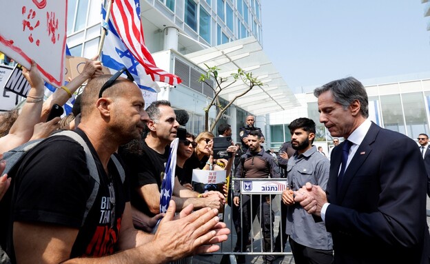 אנתוני בלינקן מדבר עם מפגינים למען שחרור החטופים (צילום: reuters)