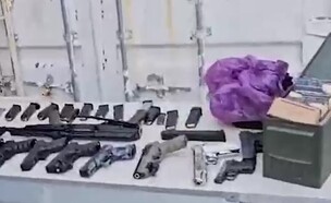 תפיסת מצבור הנשק במגרש הכדורגל בבאר יעקב (צילום: דוברות המשטרה)