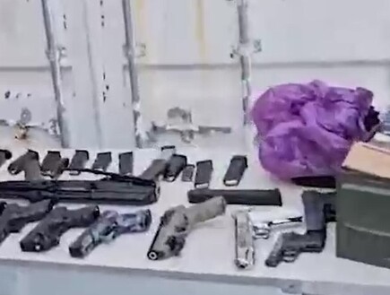 תפיסת מצבור הנשק במגרש הכדורגל בבאר יעקב (צילום: דוברות המשטרה)