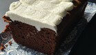 עוגת שוקולד אוורירית וקצפת (צילום: קרן אגם, mako אוכל)