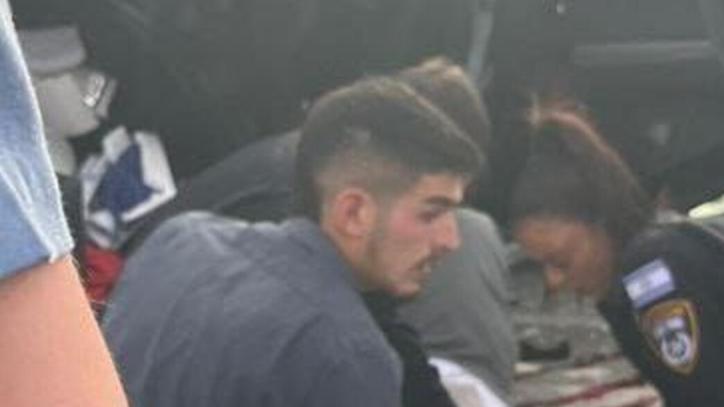 טיפול בשר בן גביר לאחר שרכבו התהפך טיפול בשר בן גביר לאחר שרכבו התהפך