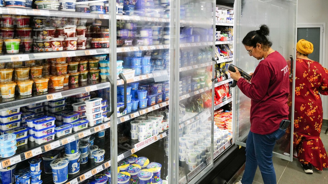 מדפי גבינות וחלב בסופרמרקט מדפי גבינות וחלב בסופרמרקט