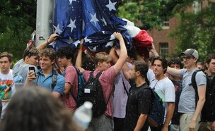 תמונה של הסטודנטים עם הדגל (צילום: parker ali)