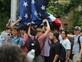 עמדו מול המפגינים האלימים והפכו לגיבורים: הסטודנטים שהתעקשו להציל את הדגל