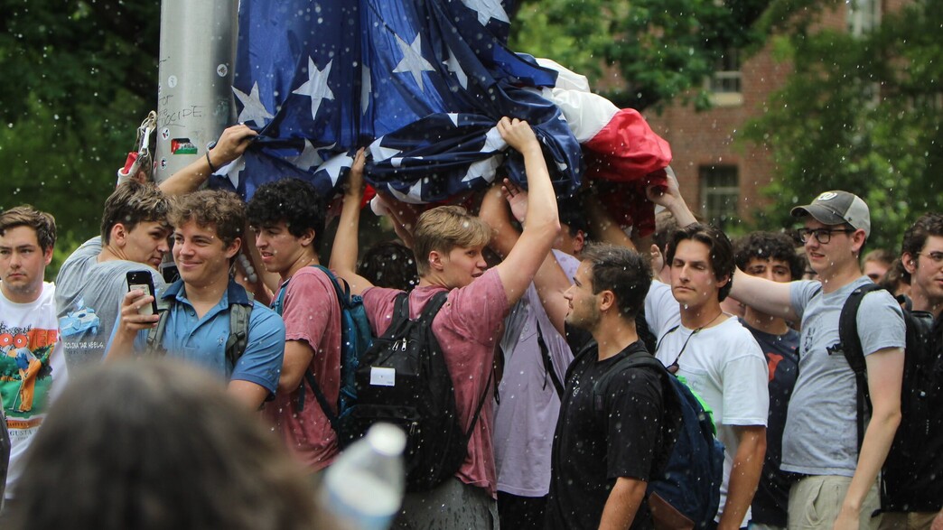 תמונה של הסטודנטים עם הדגל (צילום: parker ali)