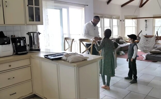 צבי יחזקאלי בית מטבח סלון  (צילום: מתוך סרטון בערוץ הידברות ביוטיוב)