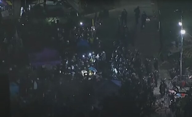 שוטרים מפנים מפגינים ב UCLA (צילום: AP)