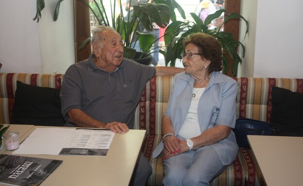 יוסף רינגוולד בפגישה עם בת כיתתו הרטה לאחר 80 שנים
