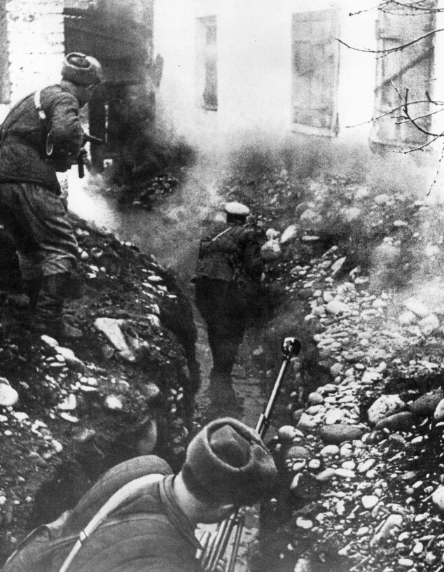 כוחות רוסים לוחמים באזרבייג'ן במלחמת העולם השנייה (צילום: Art Media, Getty Images)