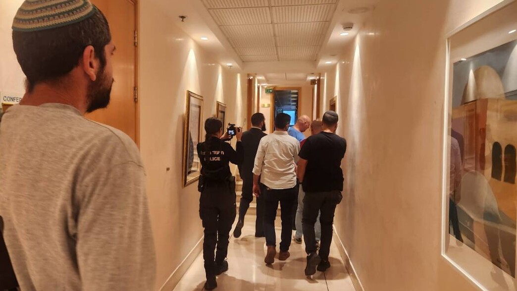 פשיטה על משרדי אלג'זירה במלון אמבסדור בירושלים (צילום: ישי ספז)