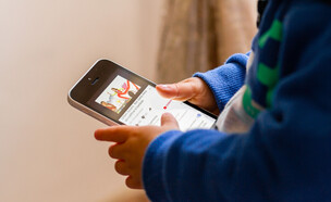 ילד צופה ביוטיוב, אילוסטרציה (צילום: MeskPhotography, Shutterstock)