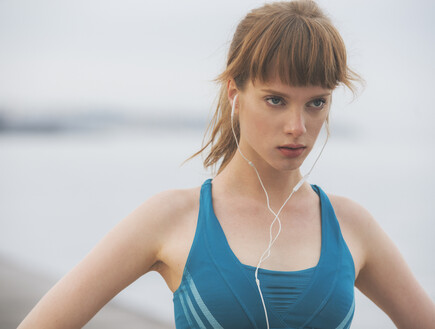 אישה עם שיער אדום לפני ריצה