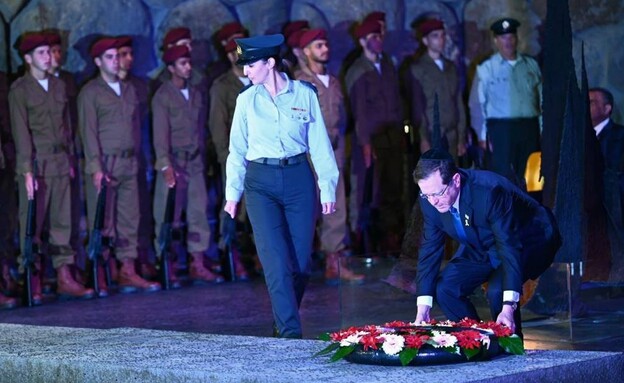 הנשיא יצחק הרצוג בטקס הנחת הזרים ביד ושם (צילום: חיים צח, לע"מ)