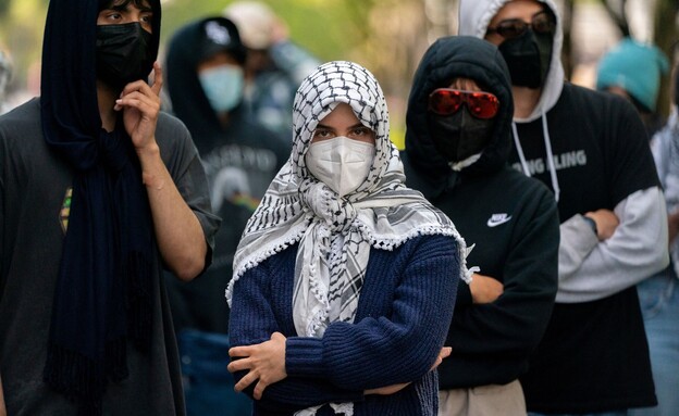 מפגינים פרו פלסטינים במחאה בקמפוס אוניברסיטת קולומביה, ניו יורק (צילום: רויטרס)