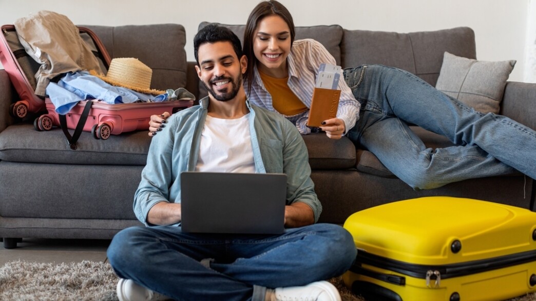 זוג מתכנן טיסה לחול זוג מתכנן טיסה לחול