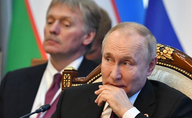 ולדימיר פוטין והדובר דמיטרי פסקוב (צילום: VYACHESLAV OSELEDKO/AFP , GettyImages)