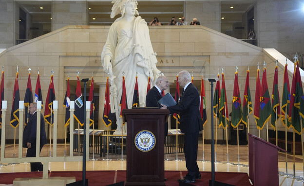 הנשיא ביידן וסטיוארט אייזנשטט (צילום: AP)