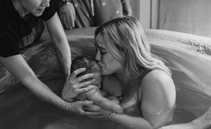 בלידת מים בביתה: הילארי דף ילדה בת (צילום: littleplumphoto, מתוך אינסטגרם)