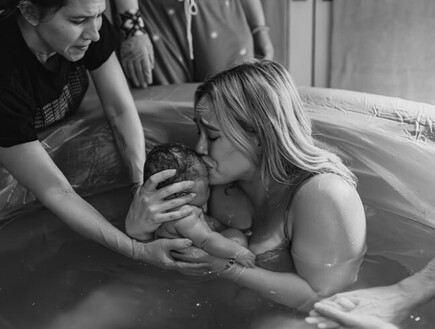 בלידת מים בביתה: הילארי דאף ילדה בת