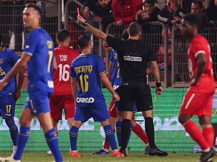 אלא שאז הגיע הרגע ששינה את המשחק. מילסון מקבל אדום (מאור אלקסלסי)