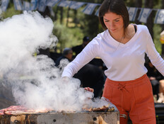 אישה צולה בשר ביום העצמאות ה-75 למדינת ישראל (צילום: איל מרגולין, פלאש 90)