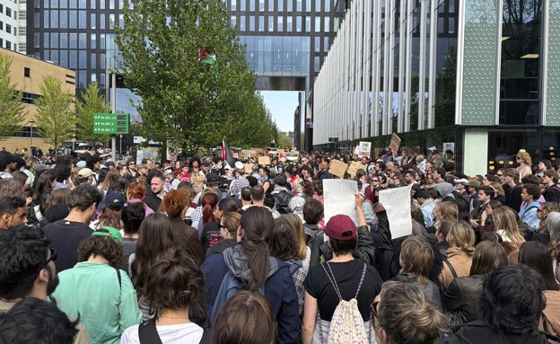 מחאות פרו-פלסטיניות באוניברסיטה באמסטרדם (צילום: AP)